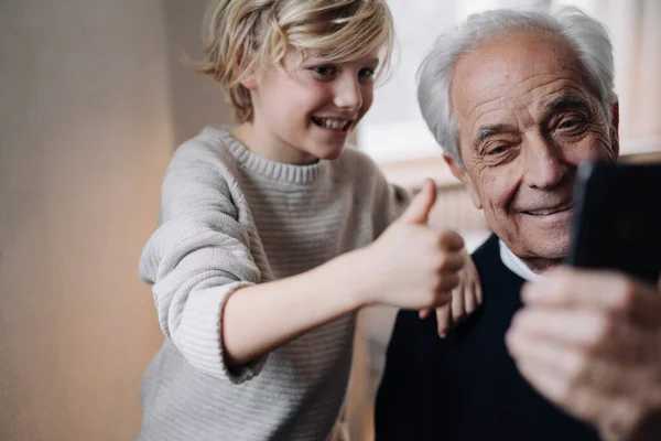 Feliz Abuelo Nieto Tomando Una Selfie Casa — Foto de Stock