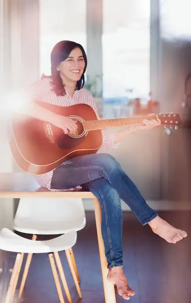 Sorrindo Mulher Madura Tocando Guitarra Casa — Fotografia de Stock