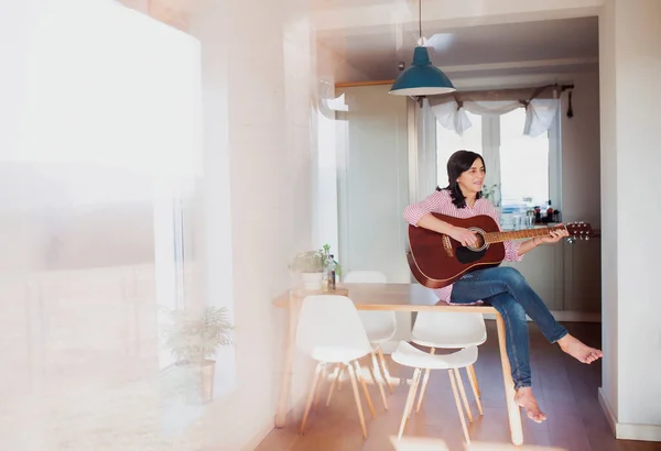 Donna Matura Che Suona Chitarra Casa — Foto Stock