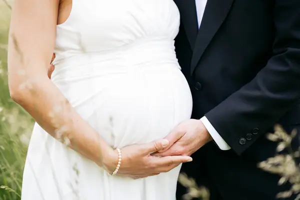 Gravid Brud Med Sin Man Håller Baby Mage Äng — Stockfoto
