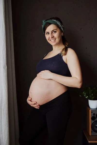 Gravid Kvinna Som Håller Sin Babymage — Stockfoto