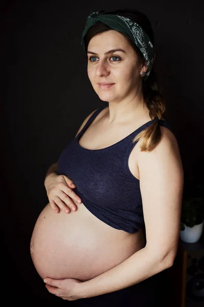 Zwangere Vrouw Houdt Haar Baby Buik — Stockfoto