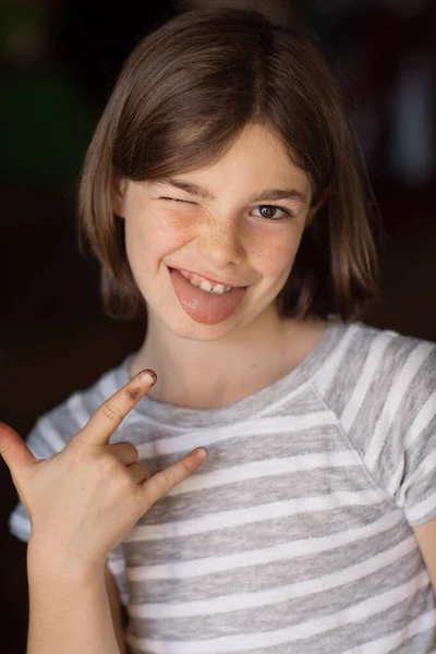 Портрет Подмигивающей Девушки Торчащей Языком Знак Рок Ролла — стоковое фото