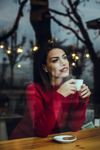 Leende Ung Kvinna Med Kopp Kaffe Bakom Fönsterrutan Ett Café — Stockfoto