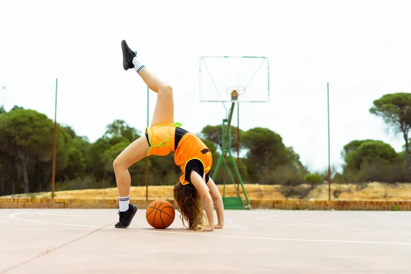 Teenagermädchen Macht Akrobatik Auf Basketballfeld — Stockfoto