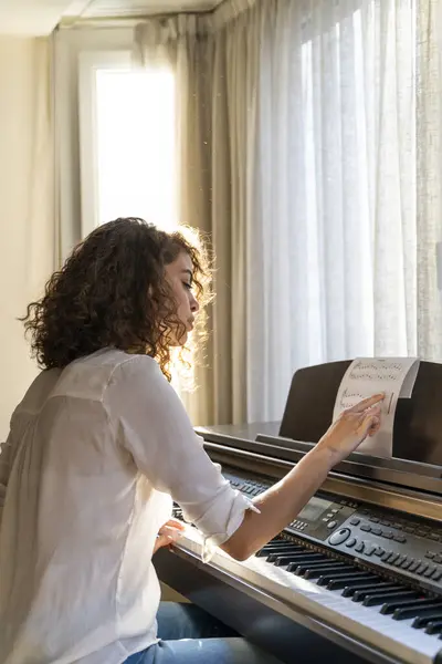 家でピアノを弾く女 — ストック写真
