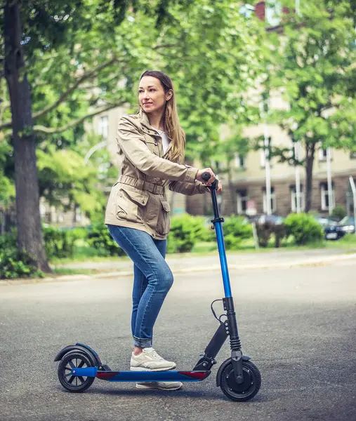 Scooterで笑顔の女性の肖像 — ストック写真