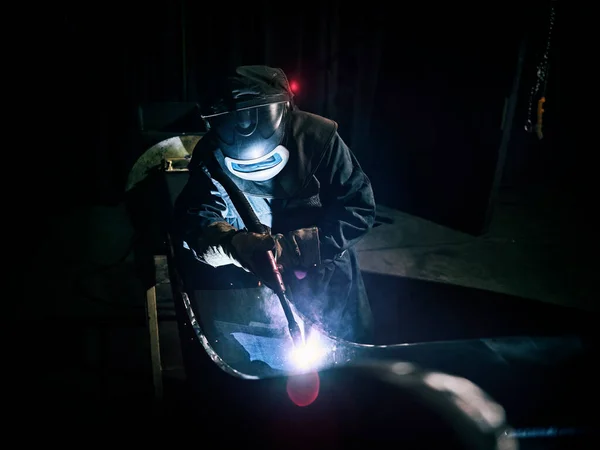 用焊枪焊接金属防护服的产业工人 — 图库照片