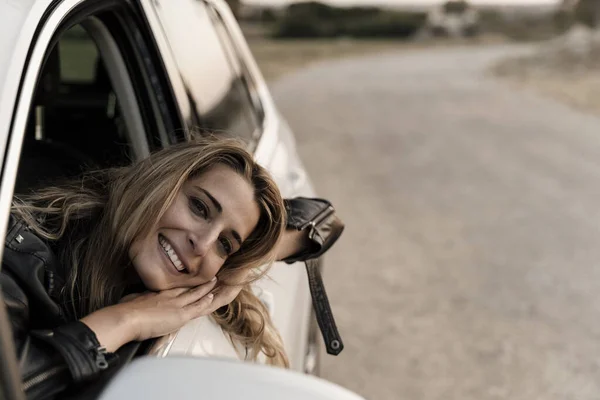 Mujer Rubia Coche Blanco Mirando Por Ventana —  Fotos de Stock