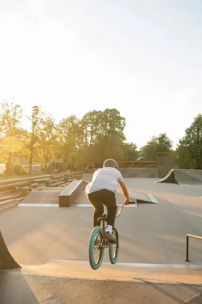 Bakifrån Ung Man Ridning Bmx Cykel Skatepark Vid Solnedgången — Stockfoto