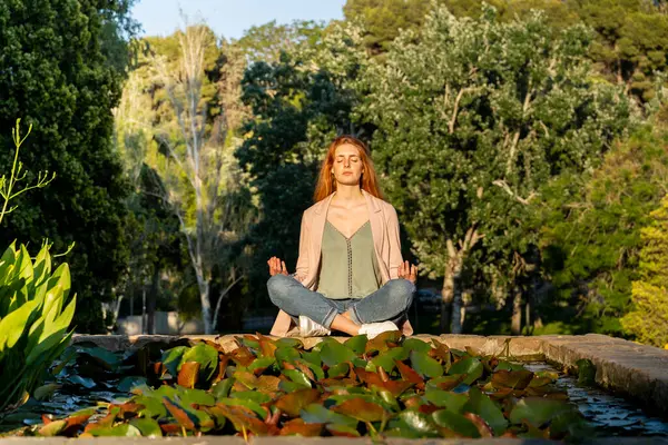 Mujer Pelirroja Joven Meditando Parque — Foto de Stock
