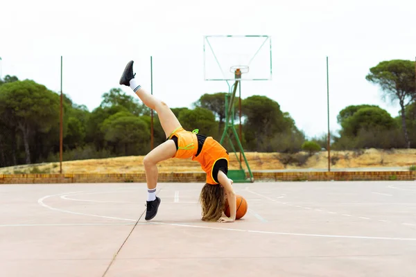 Teenage Girl Doing Acrobatics Basketball Ground — Stock Photo, Image