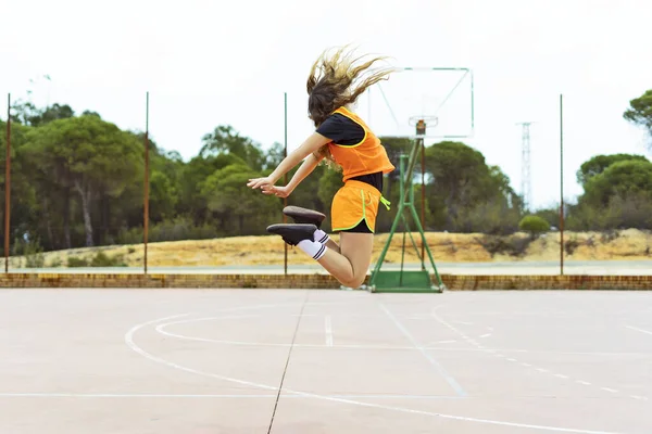 Adolescente Pulando Chão Basquete — Fotografia de Stock