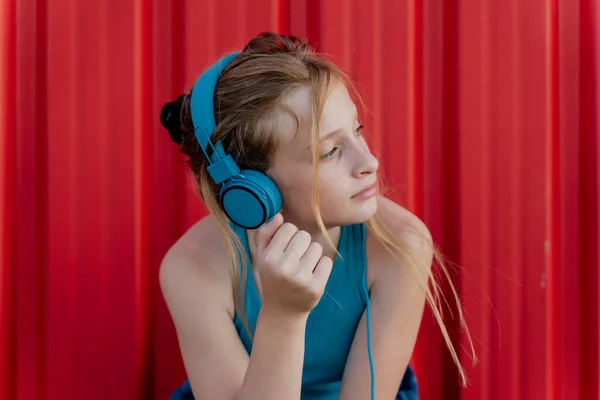 Menina Com Fones Ouvido Frente Parede Vermelha — Fotografia de Stock