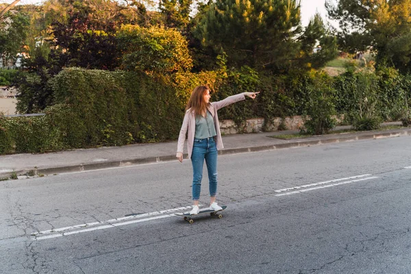 Jonge Vrouw Skateboard — Stockfoto