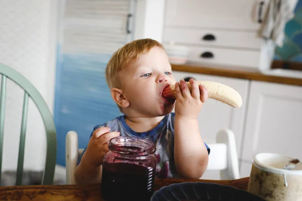 Mignon Petit Garçon Manger Banane Avec Confiture Myrtilles Dans Cuisine — Photo