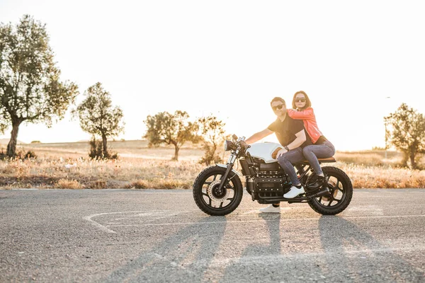 Portrait Couple Assis Sur Une Moto Crépuscule Soir — Photo