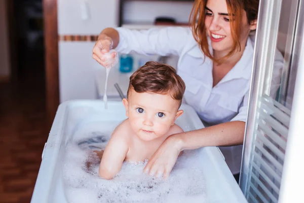 Mutter Badet Ihren Kleinen Sohn — Stockfoto