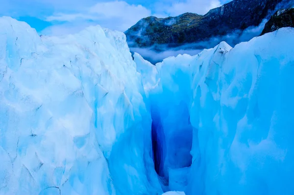 ニュージーランド南島フォックス氷河の巨大な氷の亀裂 — ストック写真