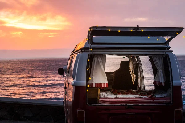 Vinage Camper Łapaczem Snów Nad Morzem Zachodzie Słońca — Zdjęcie stockowe