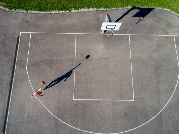 Letecký Pohled Mladou Ženu Hrající Basketbal — Stock fotografie