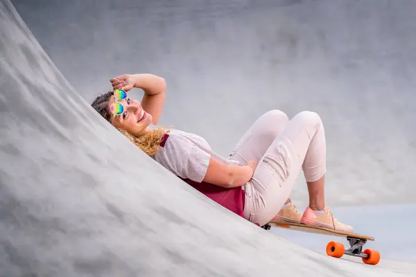 Mujer Joven Sonriente Con Longboard Skatepark — Foto de Stock