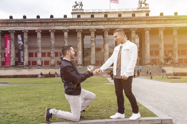 Ung Man Friar Till Sin Överraskade Pojkvän Lustgarten Berlin Tyskland — Stockfoto