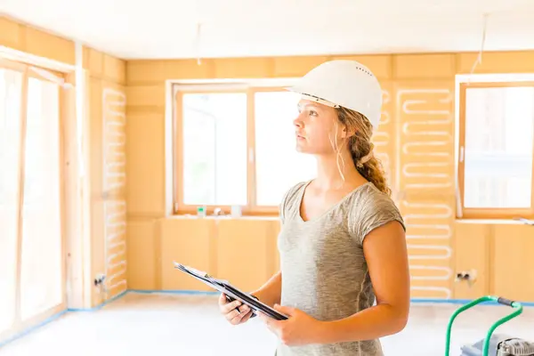 Jonge Vrouw Controleert Bouw Van Een Nieuw Houten Huis — Stockfoto