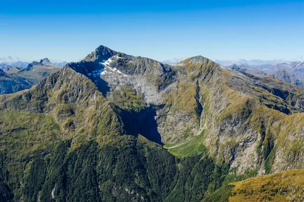 新西兰南岛Fiordland国家公园崎岖山脉的空中景观 — 图库照片