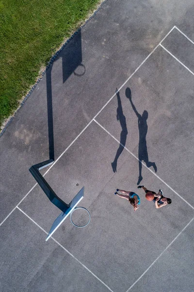 Junge Männer Und Frauen Beim Basketballspielen Luftaufnahme — Stockfoto