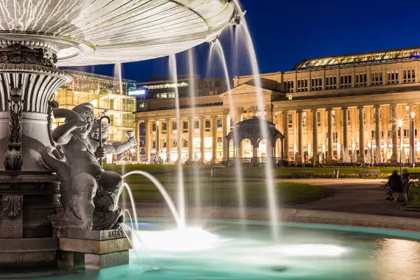 Palácové Náměstí Fontánou Před Koenigsbau Noci Stuttgart Německo — Stock fotografie