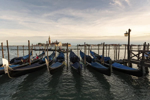 Uitzicht San Giorgio Maggiore Met Rij Gondels Voorgrond Avond Venetië — Stockfoto