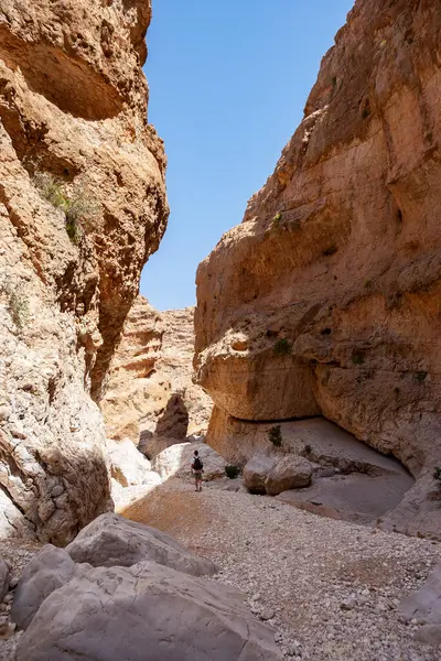 Άνθρωπος Περπατά Μέσα Από Βράχους Wadi Bani Khalid Ομάν — Φωτογραφία Αρχείου