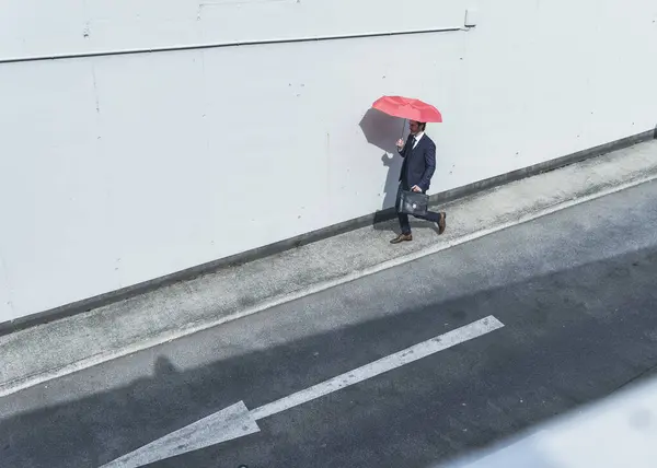 우산을 가지고 표지판을 가지고 사업가 — 스톡 사진