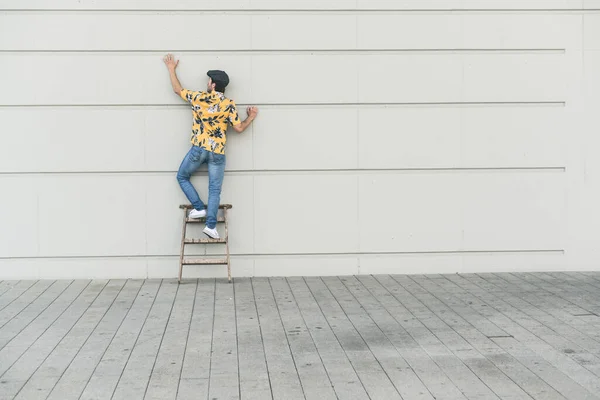 Young Man Wearing Flat Hat Aloa Shirt Standing Step Ladder — Stock Photo, Image