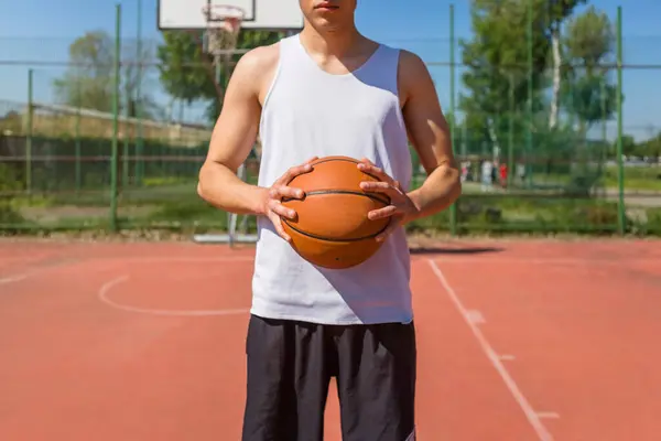 Mladý Muž Drží Basketbal — Stock fotografie