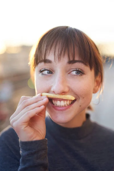 Porträtt Skrattande Ung Kvinna Med Pommes Mustasch — Stockfoto