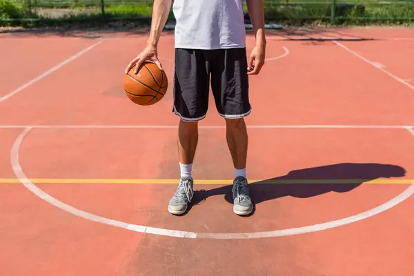 Mladý Muž Hraje Basketbal — Stock fotografie