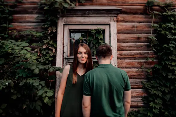 夫妇俩站在门框前 — 图库照片