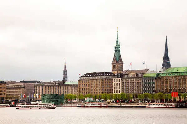 Stadsutsikt Med Stadshus Och Nikolai Memorial Och Inre Alster Förgrunden — Stockfoto