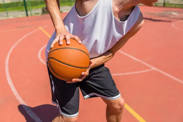 Young Man Playing Basketball — Stock Photo, Image