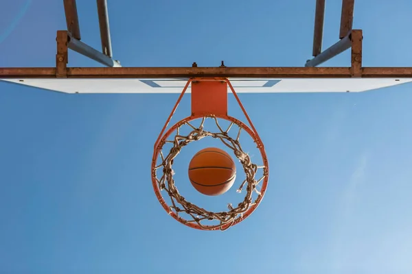 Basquete Aro Céu Azul Vista Para Cima — Fotografia de Stock