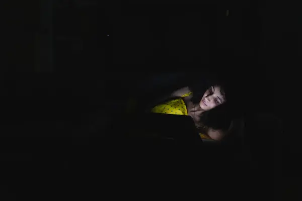Junge Frau Nutzt Ihr Digitales Tablet Nachts Auf Dem Sofa — Stockfoto