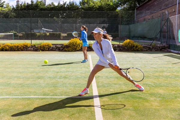 Volwassen Vrouwen Tijdens Een Tenniswedstrijd Grasveld — Stockfoto