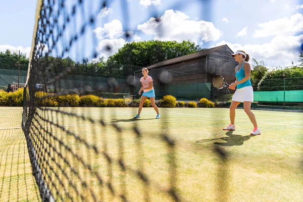 Mujeres Maduras Durante Partido Tenis Cancha Hierba —  Fotos de Stock