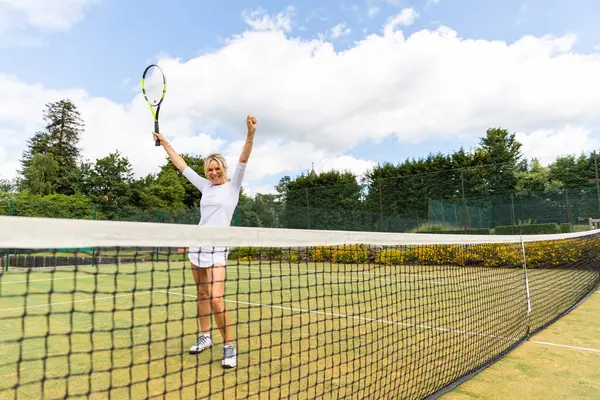 Glad Kvinnlig Tennisspelare Firar Segern Gräsplan — Stockfoto