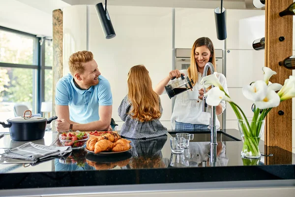 Счастливая Семья Ест Свежую Клубнику Современной Кухне — стоковое фото