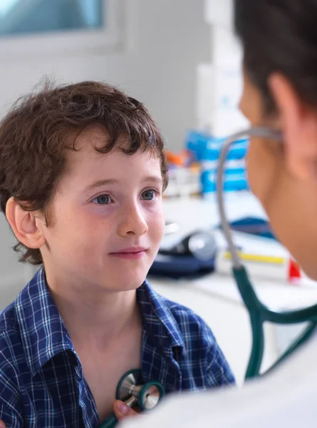 Ärztin Untersucht Jungen Mit Stethoskop — Stockfoto