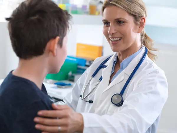 Female Doctor Giving Boy Some Guidance Appointment Clinic — Stock Photo, Image