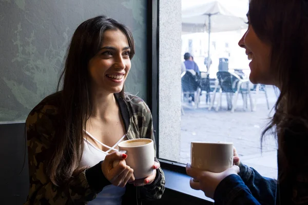 Молода Жінка Сидить Кафе Чашкою Кави Дивиться Бік — стокове фото